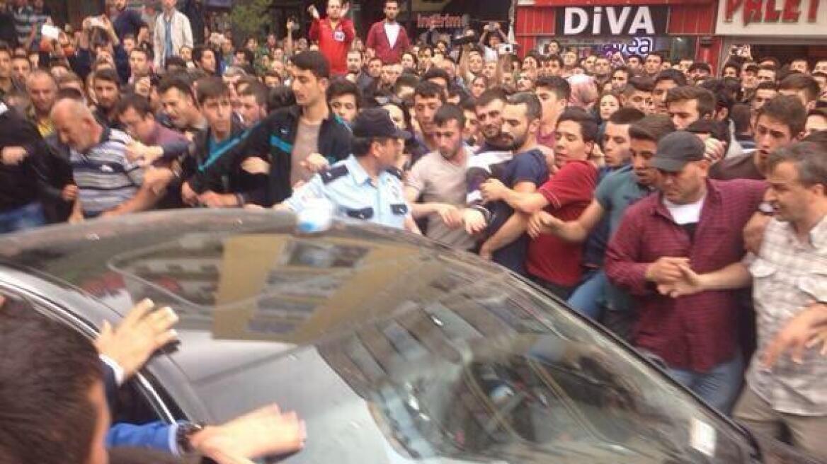 Τουρκία: Οργισμένο πλήθος περικύκλωσε τον Ερντογάν 